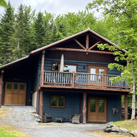 le pic bois chalet au pied de la montagne